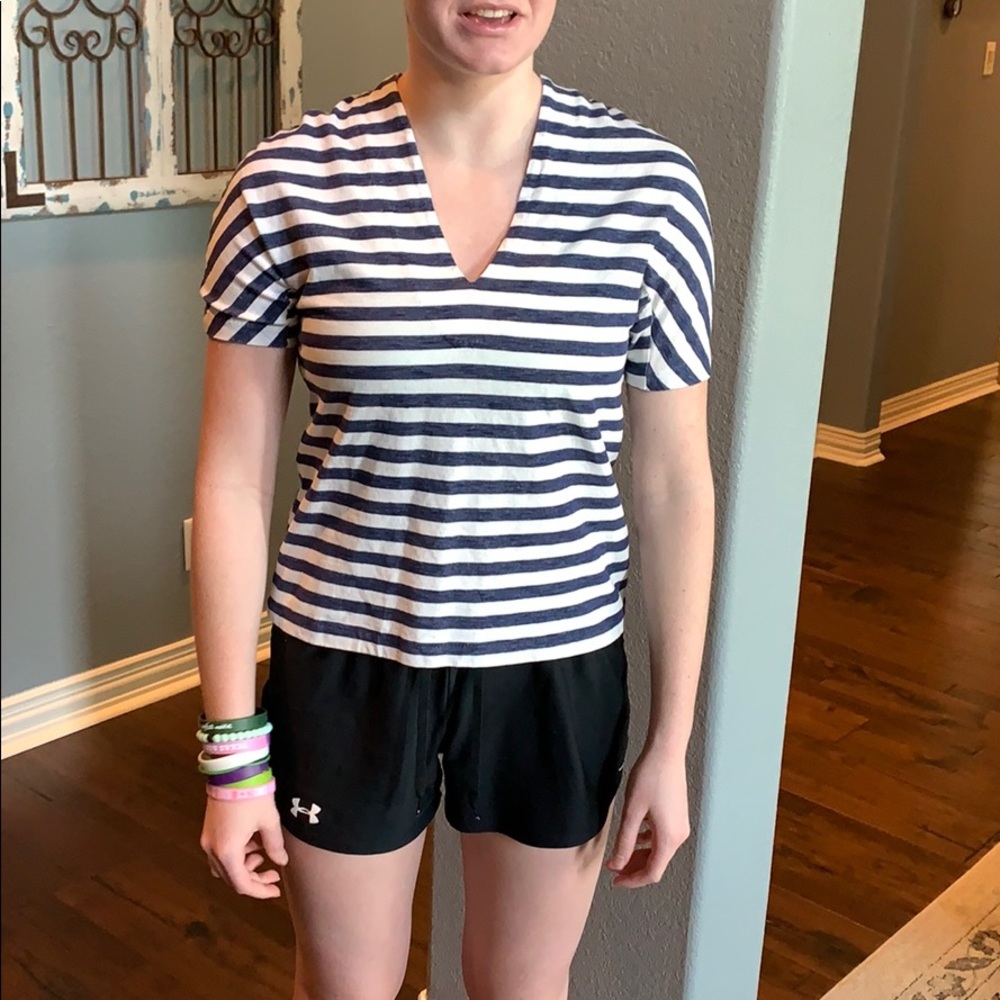 Vineyard vines v neck shirt size small